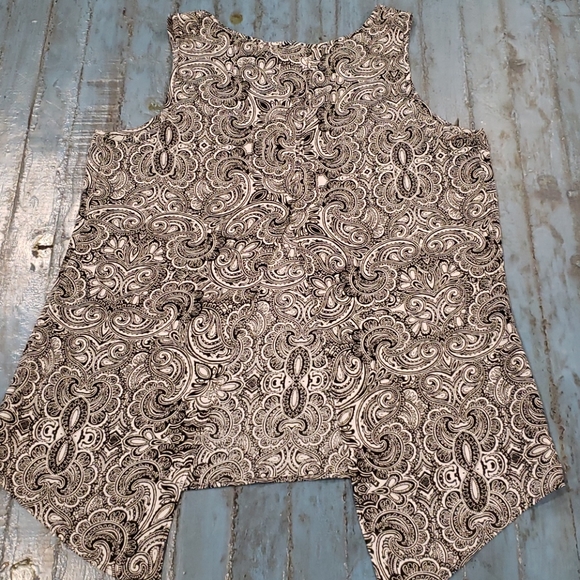 🌺Express Split Back Tank - Picture 2 of 5